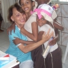 Aryele con 3 bambine della locale favela